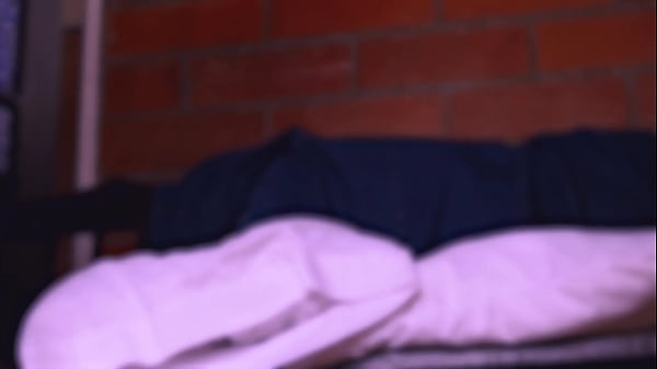 La mejor amiga y el infiel intercambiaron caricias suaves en el cine.