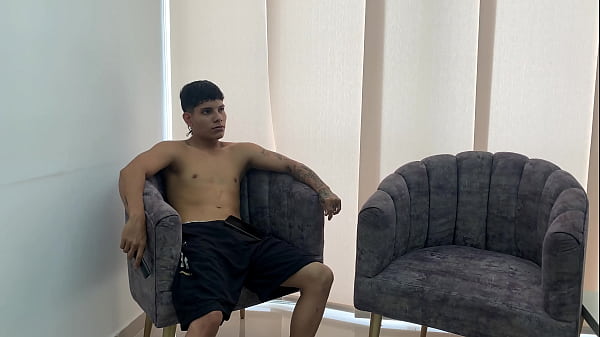 Me aprovecho que mi madrasta toma un descanso para jugar con su rico coño y venirmele en sus tetas.