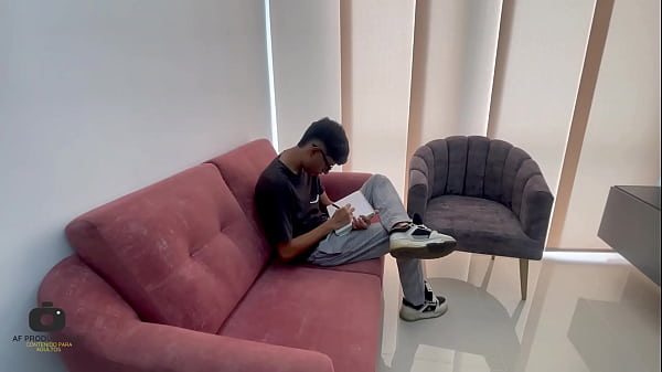 Dibujo la silueta de mi hermanastra embarazada y me aprovecho para desnudarla y echarle mi leche en sus tetas. H.L.