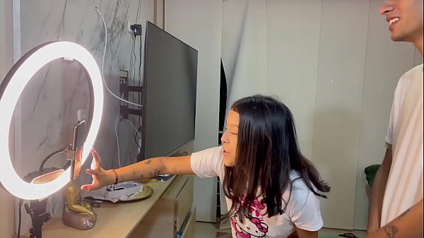 Mientras la linda de mi hermanastra graba un video, me aprovecho para manosearla y hacerla que me folle. H.L.