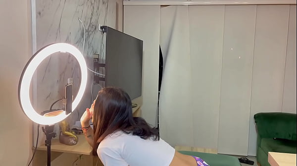 Mientras la linda de mi hermanastra graba un video, me aprovecho para manosearla y hacerla que me folle.