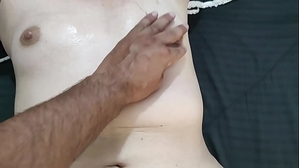 “¡Se me resbalaron las bragas!” – Mi traviesa hermanastra recibe un masaje de cuerpo completo