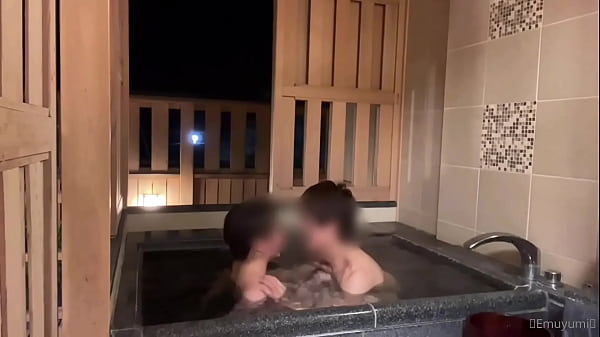 露天風呂で喘ぎ声を大量に漏らしちゃう変態カップル外から丸見えセックスに興奮して激しい腰振り騎乗位で痙攣絶頂&中出し　お風呂 変態 露出 公共 見せつけ 巨乳 全裸 日本人 素人 ハメ撮り えむゆみ